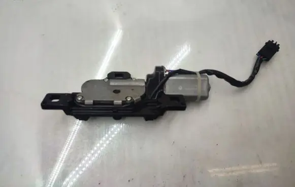 BMW 5 E60 E61 Tailgate window lock/catch/latch 