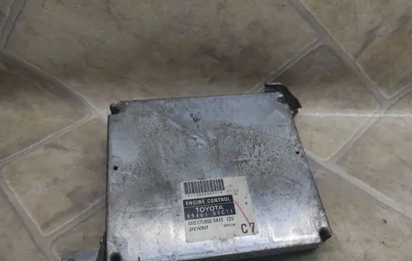 Toyota Avensis T250 Engine control unit/module 8966105C71 1758009411 MB1758009411