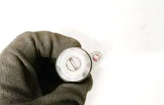 Nissan Primera Front door lock (next to the handle) 