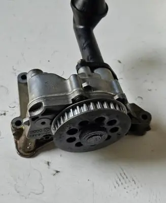 Volkswagen Jetta VI Oil pump 03L115105B