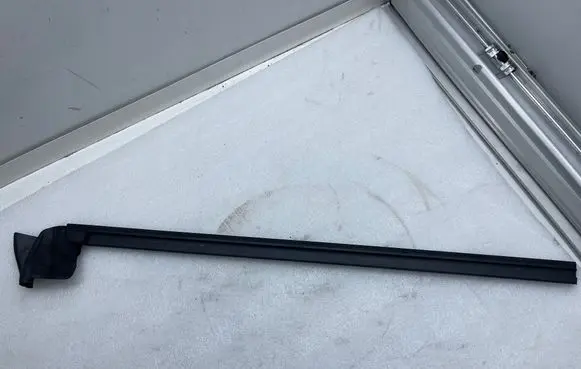 Tesla Model Y Rubber seal front coupe door window 150006200F