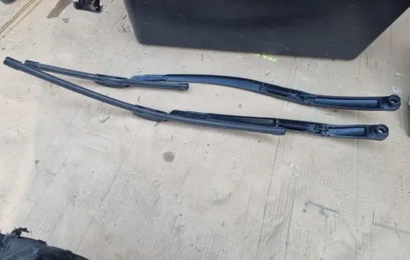 Front wiper blade arm