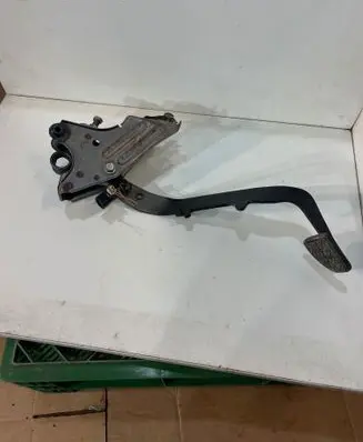 Toyota Avensis T250 Clutch pedal 16092A01 27105