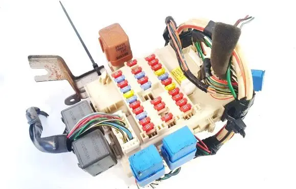 Nissan Primera Fuse box set 24350av700 0314051