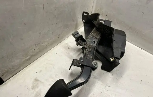 Mercedes-Benz C W203 Brake pedal 82990NU02