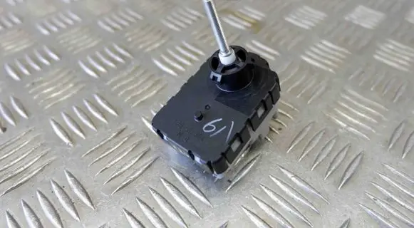 Headlight level adjustment motor