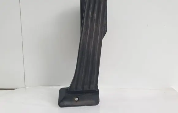 Accelerator throttle pedal