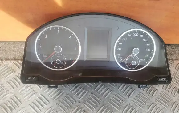 Volkswagen Tiguan Speedometer (instrument cluster) 5N0920883G