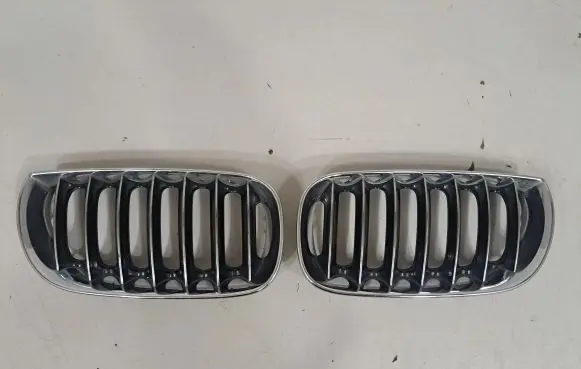 BMW X3 E83 Front grill 3402909 3402910