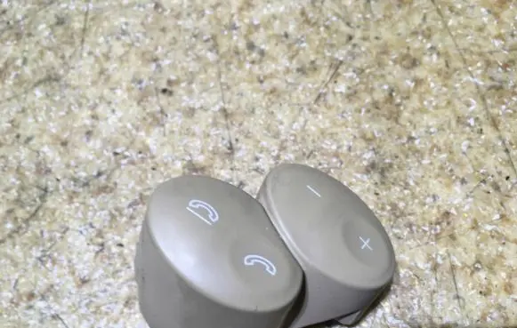 Steering wheel buttons/switches