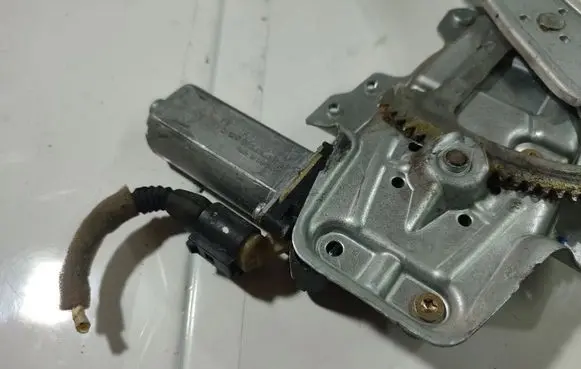 Toyota Yaris Front door window regulator motor 106282