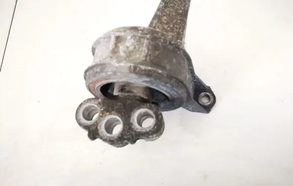Opel Zafira B Engine mount bracket