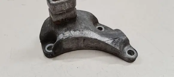 Engine mounting bracket