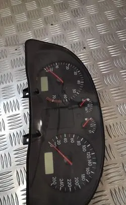 Volkswagen PASSAT B5 Speedometer (instrument cluster) 3b1919880