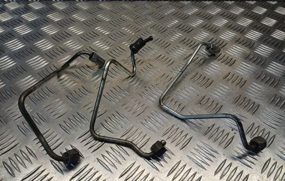 Toyota Avensis T250 Fuel injector supply line/pipe 