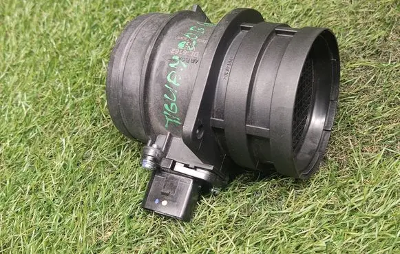 Volkswagen Tiguan Mass air flow meter DL6162