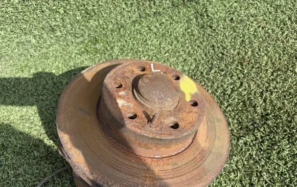 Iveco Daily 3rd gen Front wheel hub spindle knuckle 500338595