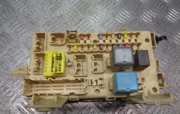 Toyota Avensis T250 Fuse box cover 82641-CA020-F