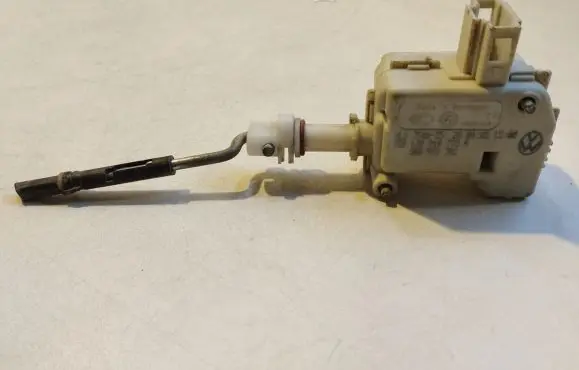 Volkswagen Bora Central locking motor 1J6810773B