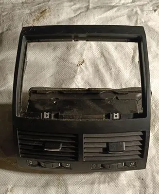 Volkswagen Touareg I Dash center air vent grill 7L6819727
