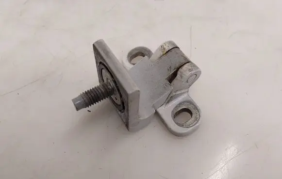 Tailgate/trunk/boot hinge