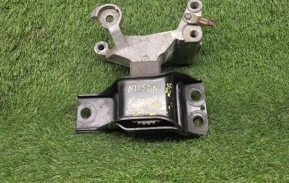 Nissan X-Trail T32 Engine mount bracket
