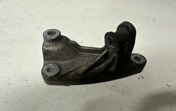 Mercedes-Benz C W204 Engine mounting bracket A2711410148