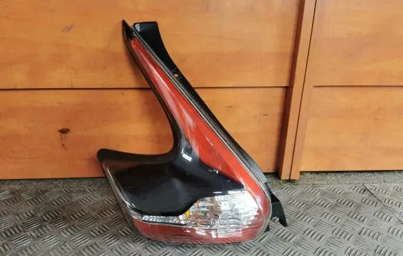 Nissan Juke I F15 Rear/tail lights L90049815
