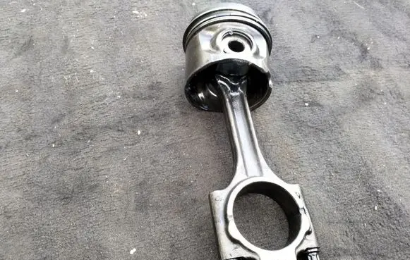 Volvo V70 Piston with connecting rod 81L79