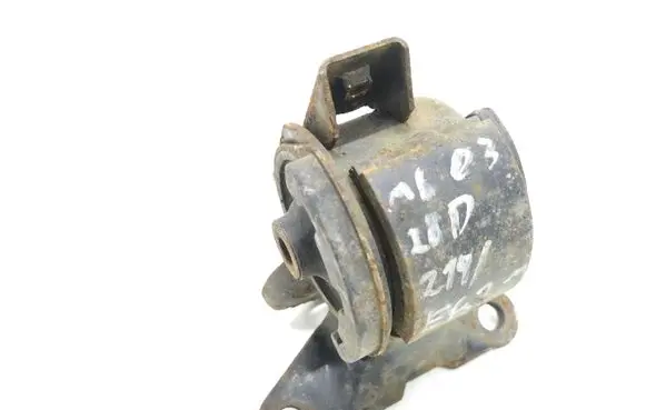 Mazda 6 Engine mount bracket