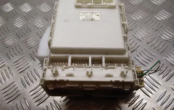 Toyota Prius (XW20) Fuse module 8273047290 9711 6I190679