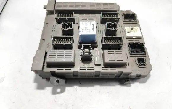 Peugeot 607 Fuse module 9648723680