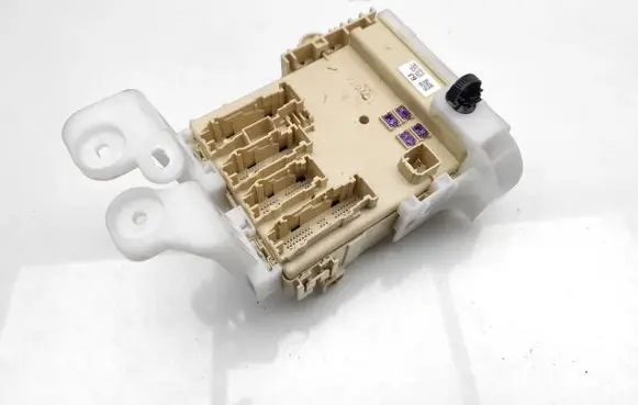 Toyota RAV 4 (XA40) Fuse module 82730-42821 6358-6799