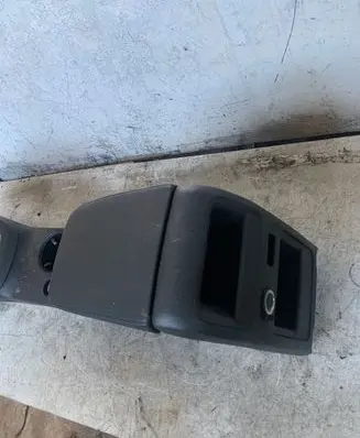 Volkswagen Jetta VI Center console