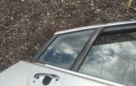 Toyota Avensis T270 Front door vent window glass four-door 