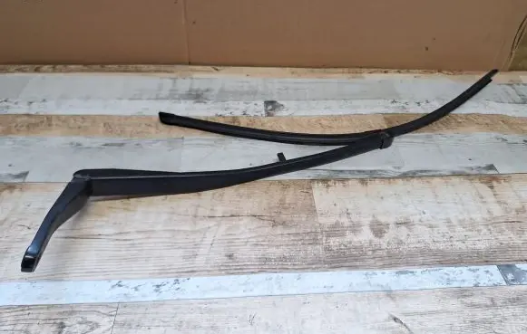 Front wiper blade arm