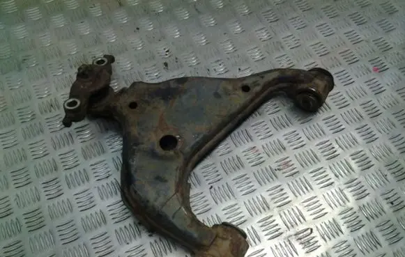 Toyota Hilux (AN10, AN20, AN30) Front lower control arm/wishbone