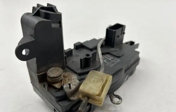 Opel Astra H Front door lock 13128111
