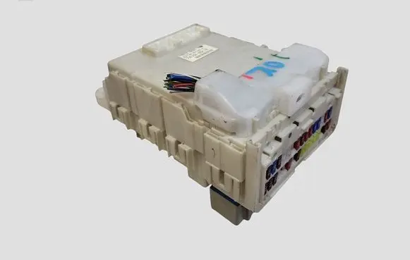 Toyota Auris 150 Fuse module 8273002140A 7A120092 74700210