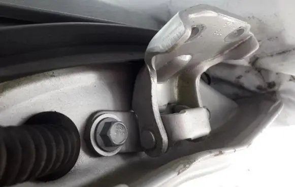Suzuki Alto Rear door lower hinge