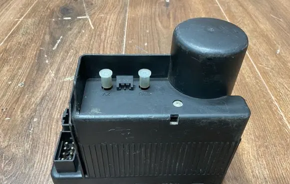 Mercedes-Benz C W202 Central locking vacuum pump 2028000948