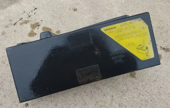 Volvo XC90 Battery box tray cover/lid 8697004