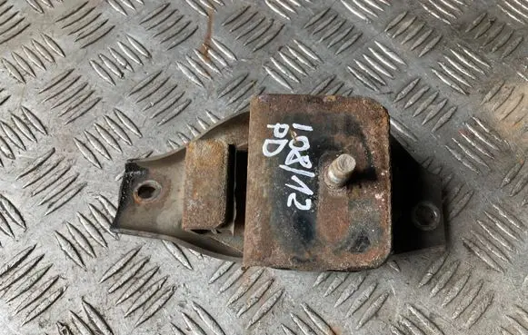 Subaru Impreza III Engine mount bracket