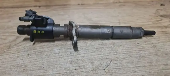 Volvo V60 Fuel injector 31303238