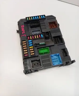 Peugeot 208 I Fuse module 9819849680 E1172507