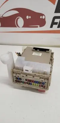 Toyota Avensis T270 Fuse module 8273005680A