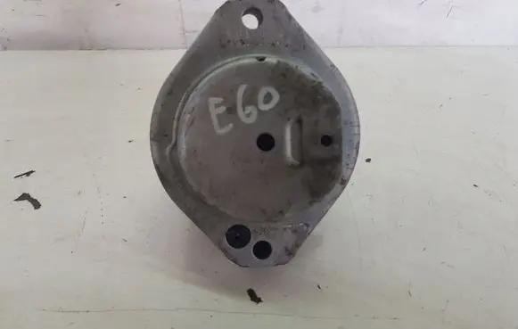 BMW 5 E60 E61 Engine mount bracket 6761090