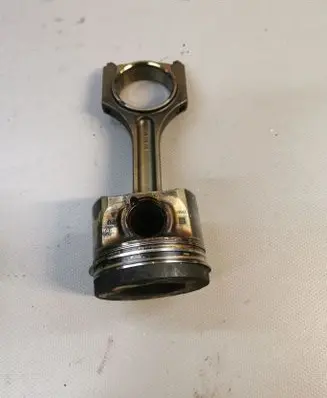Toyota Avensis T270 Piston with connecting rod 