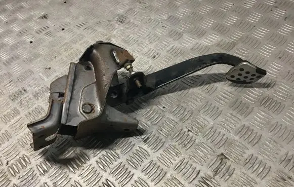 Nissan X-Trail T30 Clutch pedal 