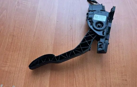 Volvo V60 Accelerator throttle pedal 31329061 C95YE 6PV01083417